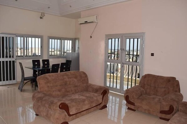 Appartement, 2 chambres | Coin séjour | Télévisions à écran plasma