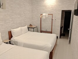 Escritorio, sistema de insonorización y tabla de planchar con plancha 