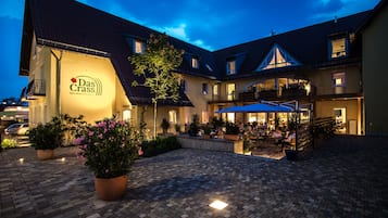 Fassade der Unterkunft – Abend/Nacht