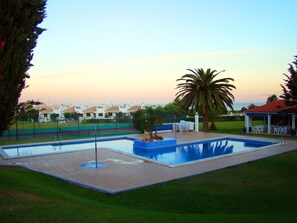 Außenpool, geöffnet von 09:00 Uhr bis 20:00 Uhr, Sonnenschirme