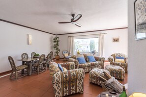 Televisión LED, chimenea, consola de videojuegos y reproductor de DVD 
