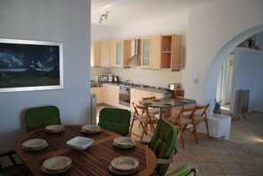 House, 4 Bedrooms, Sea View | Private kitchen