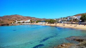 Une ville côtière aux eaux d’un bleu limpide, aux plages de sable fin et aux bâtiments blancs.