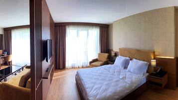 Egyptian cotton sheets, premium bedding, free minibar, desk