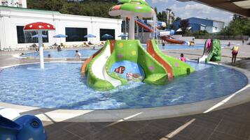 Alberca techada, alberca al aire libre por temporada y camastros