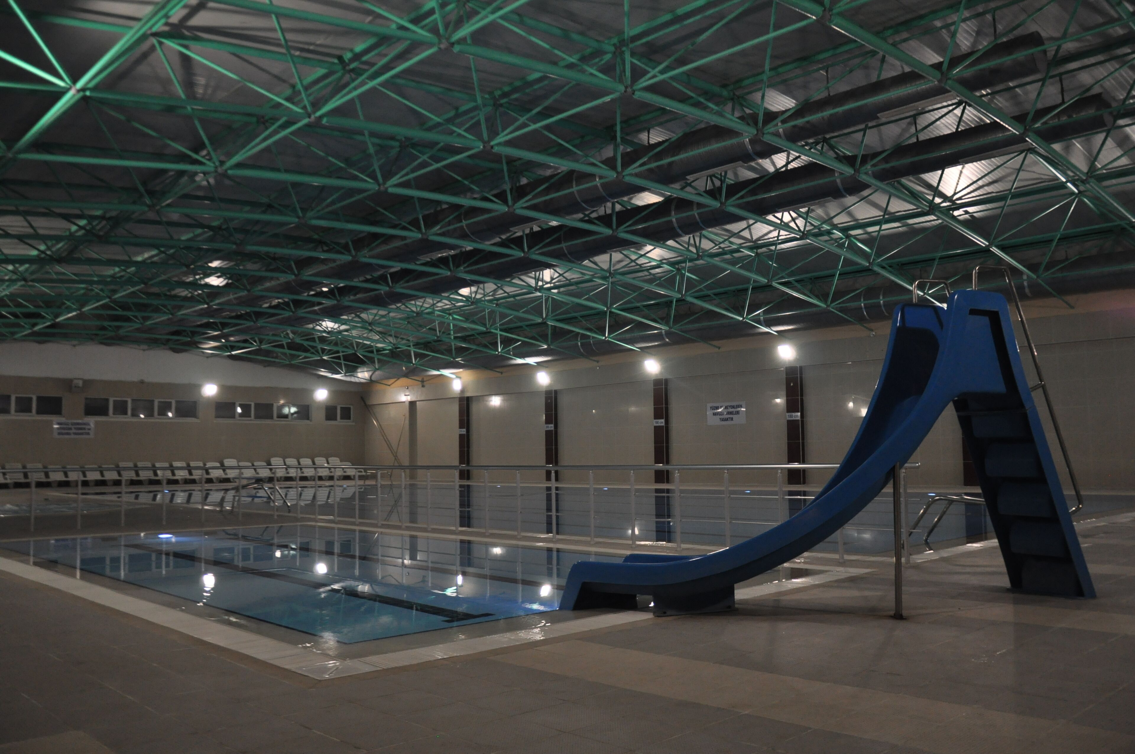 Indoor pool, seasonal outdoor pool, pool loungers