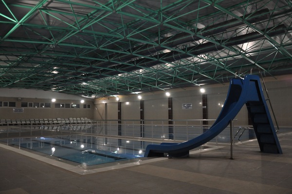 Indoor pool, seasonal outdoor pool, sun loungers