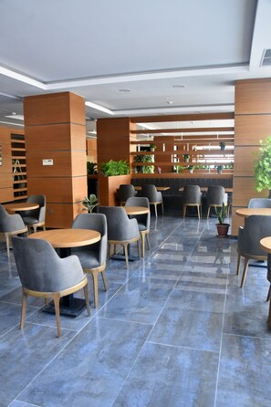 Petit déjeuner, déjeuner et dîner servis sur place