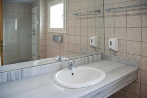 Shower, hair dryer, towels - Almiros Apartments (Corfu)