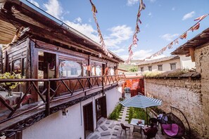 Exterior - Yi's Hostel (Deqin)