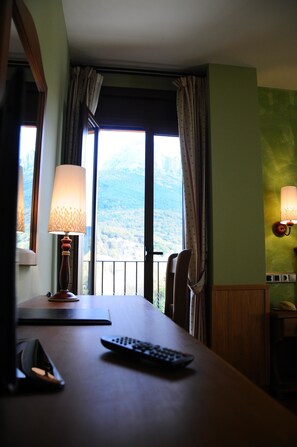 Minibar, escritorio, wifi gratis y ropa de cama