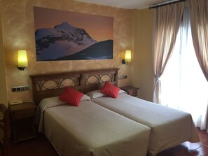 Single Room | Minibar, desk, free WiFi, bed sheets - Hotel Arnal (Puertolas)