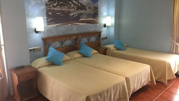 Driepersoonskamer | Een minibar, een bureau, gratis wifi, beddengoed