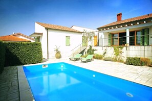 Seasonal outdoor pool - Spacious Villa with a Swimming Pool (Piran)