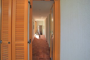 Deluxe Βίλα, Περισσότερα από 1 Κρεβάτια, Μη Καπνιστών, Θέα στον Κήπο | Περιοχή καθιστικού | Τηλεοράσεις