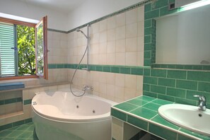 Biệt thự Deluxe, nhiều giường, không hút thuốc, quang cảnh vườn | Phòng tắm | Buồng tắm vòi sen, máy sấy tóc, khăn tắm 
