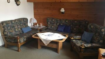 Apartment, Multiple Beds, Mountain View (3) | Rollaway beds, free WiFi, bed sheets