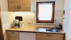 Lejlighed - 2 dobbeltsenge - bjergudsigt (1) | Privat køkken | Køleskab, elkedel, højstol