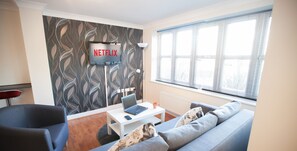 Departamento, 2 habitaciones | Área de sala de estar | Televisión de pantalla plana