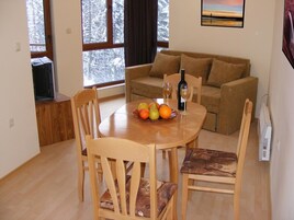 Apartamento estándar, vistas al parque | Sala de estar | Una televisión