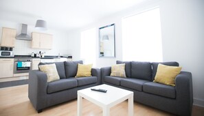 Apartment, 2 Bedrooms (Palmerston D) | Living room