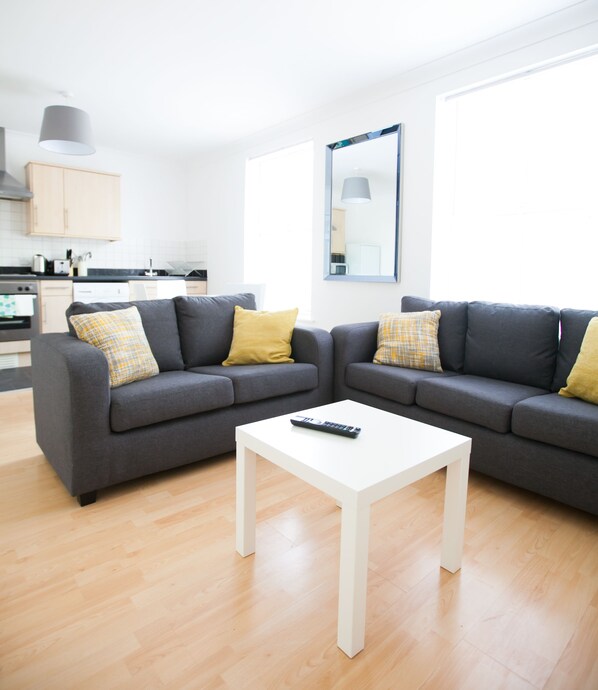 Appartement, 2 chambres (Palmerston D) | Salle de séjour | Téléviseur à écran plat