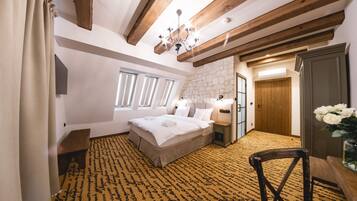 Ropa de cama de alta calidad, escritorio y cortinas blackout