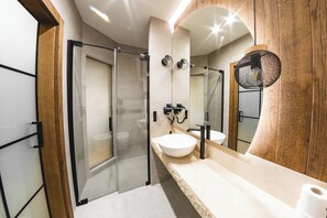 Deluxe Room | Bilik Mandi | Pancuran mandi, kelengkapan dandanan diri percuma, pengering rambut 