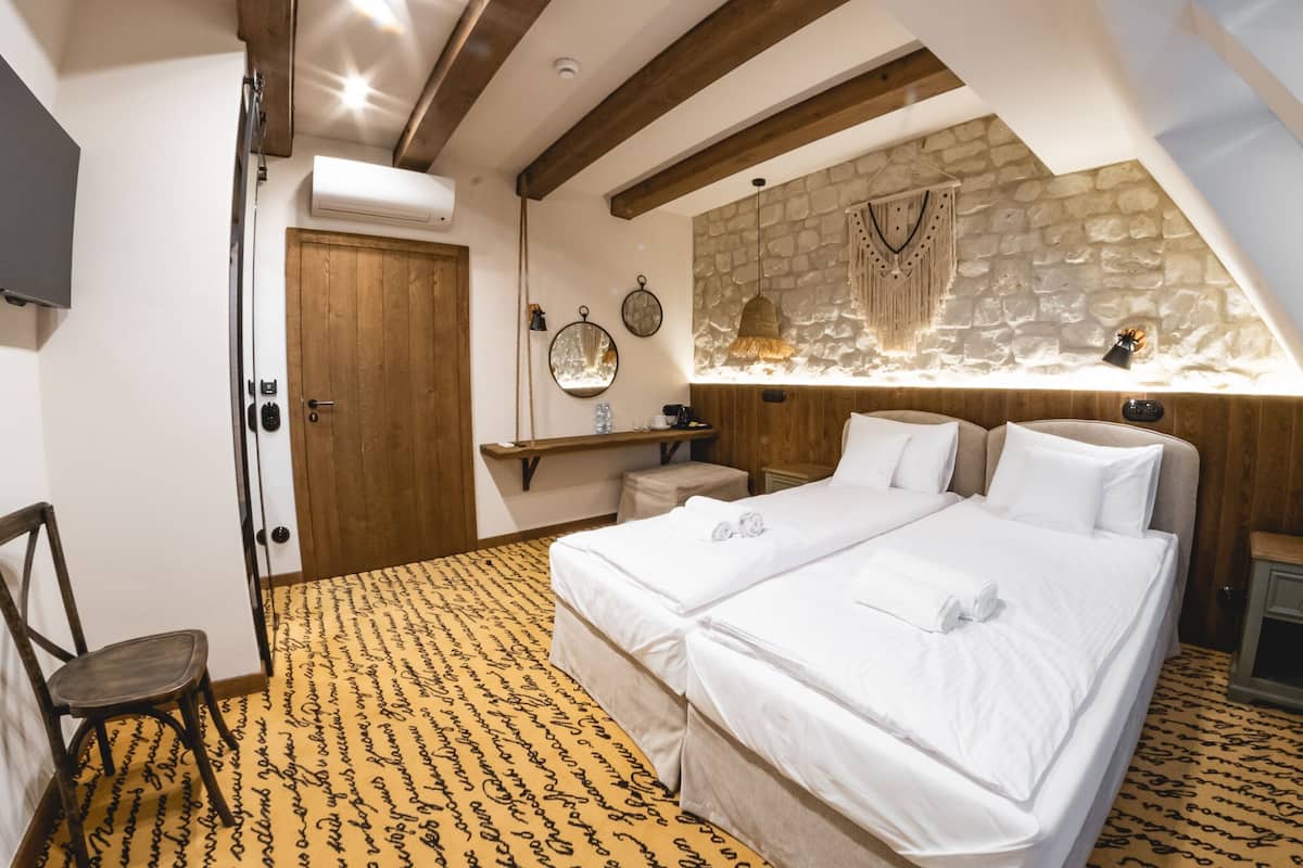 Habitación Deluxe | Ropa de cama de alta calidad, escritorio y cortinas blackout