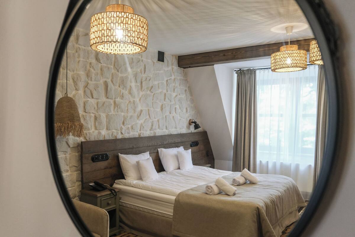 Roupas de cama premium, cortinas blackout, Wi-Fi de cortesia