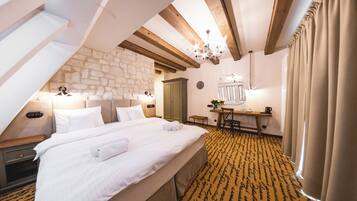 Superior Studio Suite | Premium bedding, blackout curtains, free WiFi, bed sheets