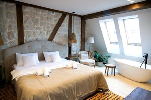 Superior Studio Suite | Premium bedding, laptop workspace, blackout drapes, free WiFi