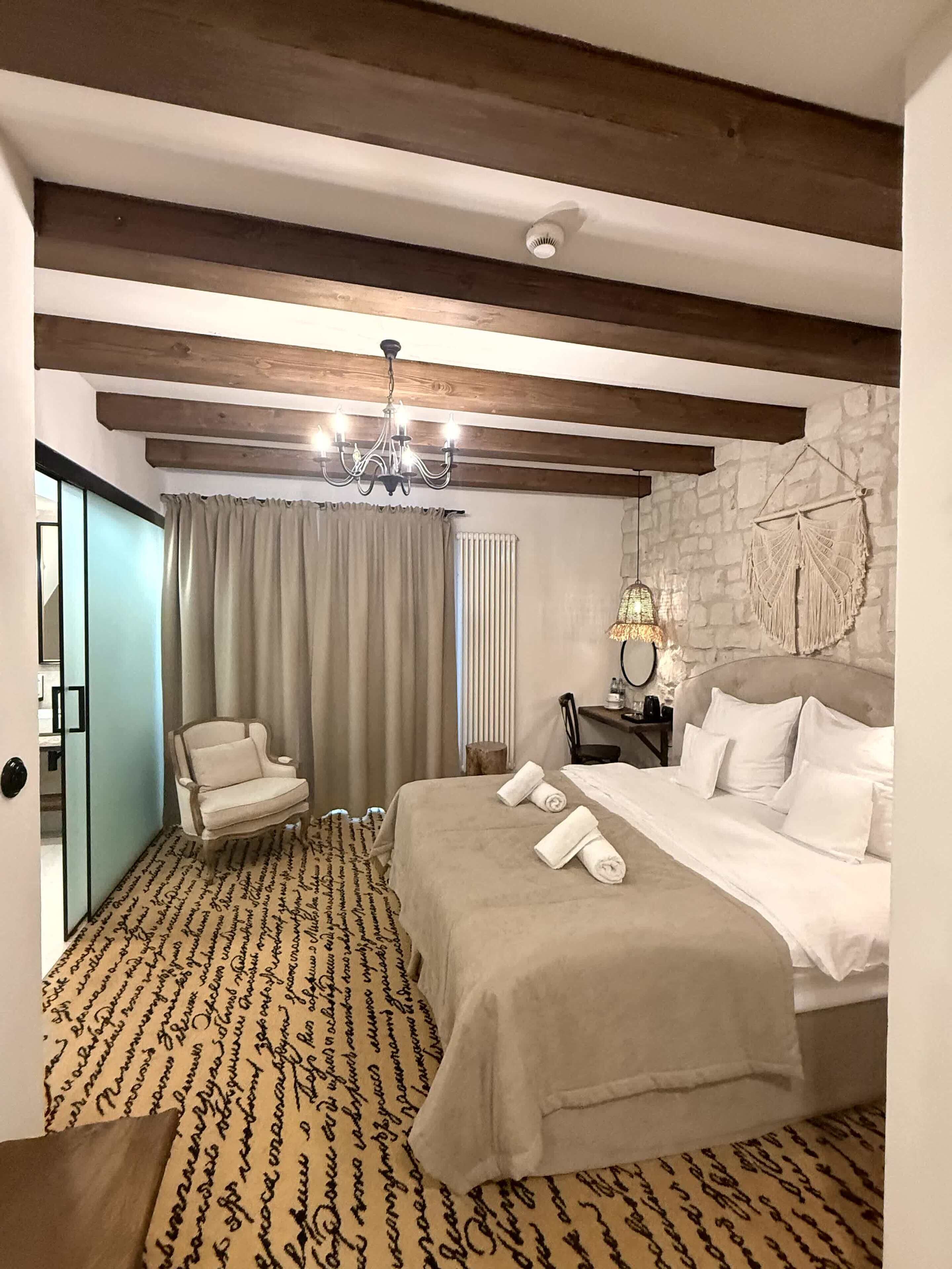 Superior Studio Suite | Premium bedding, blackout drapes, free WiFi, bed sheets