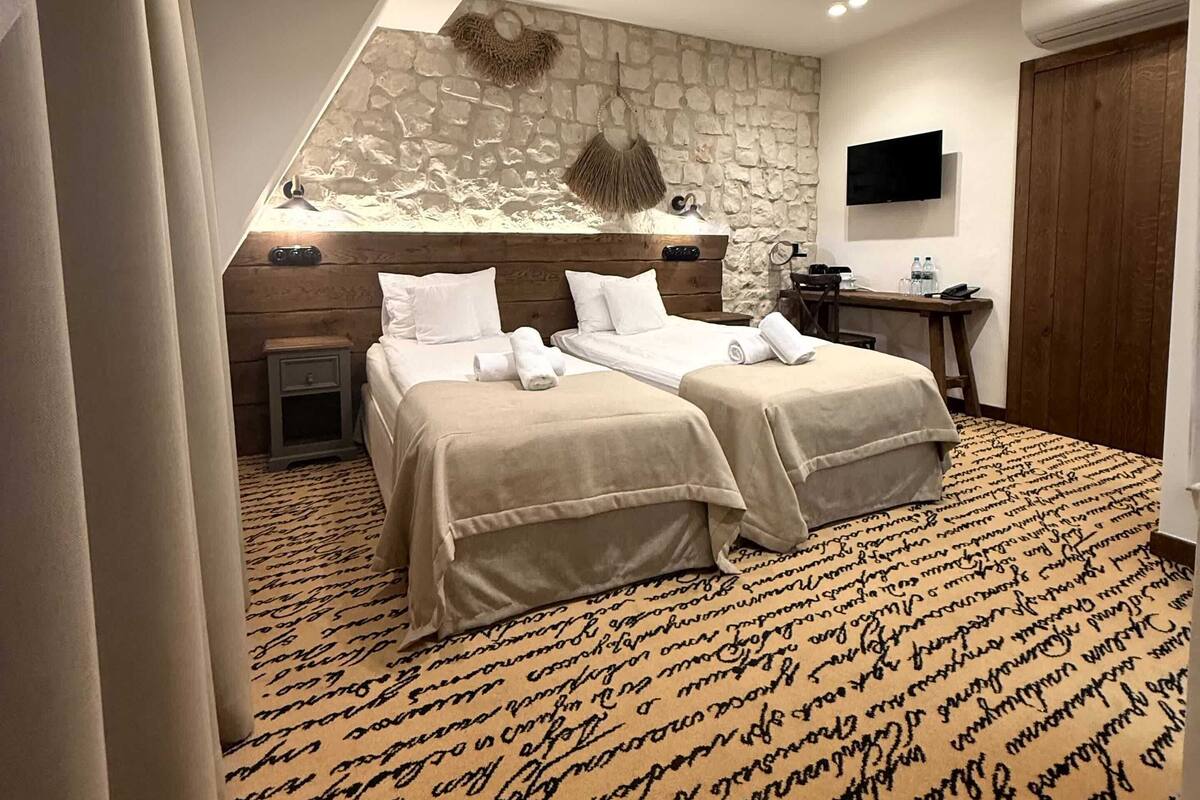 Habitació Deluxe | Roba de llit d'alta qualitat, cortines opaques i wifi gratuïta