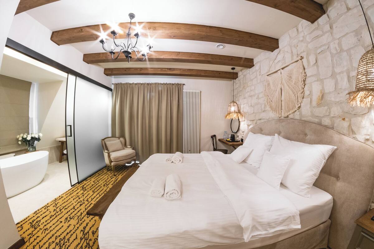 Suíte estúdio superior | Banheiro | Chuveiro, produtos de toalete grátis, secador de cabelo