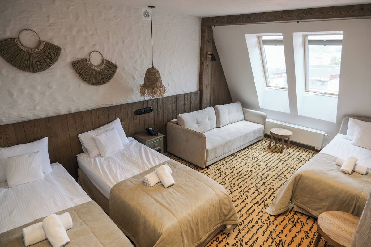 Quarto triplo | Roupas de cama premium, cortinas blackout, Wi-Fi de cortesia