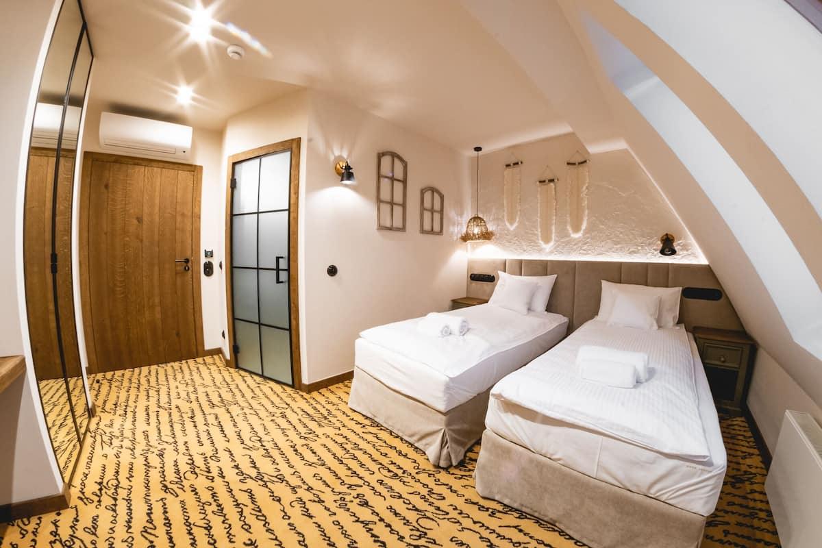 Habitación Deluxe | Ropa de cama de alta calidad, escritorio y cortinas blackout