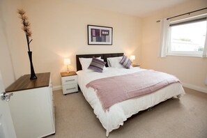 Desk, iron/ironing board, free WiFi, bed sheets - White Star Apartments (Southampton)