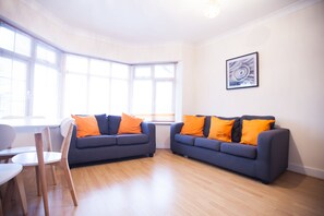 Living room - St James Apartments (Southampton)