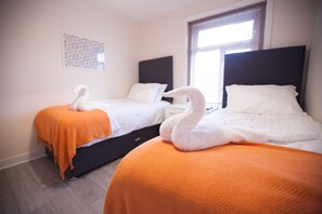 Departamento, 3 habitaciones | Escritorio, tabla de planchar con plancha, wifi gratis y ropa de cama 