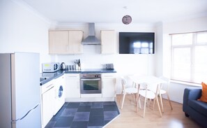 Shared kitchen - St James Apartments (Southampton)