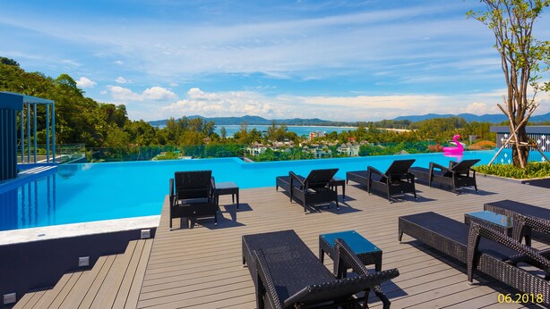Rooftop pool - The Aristo Beach Studio by Holy Cow (Choeng Thale)
