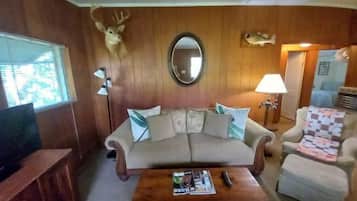 Cabaña, varias camas, para no fumadores, vista al río (Cabin 5) | Área de sala de estar