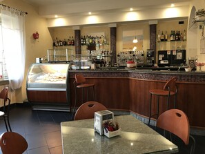 Bao gồm bữa sáng hàng ngày 