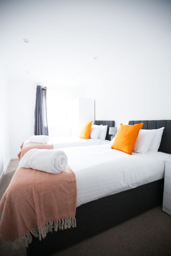 Apartment, 2 Bedrooms | Desk, iron/ironing board, free WiFi, bed sheets - Kingston Apartments (Southampton)