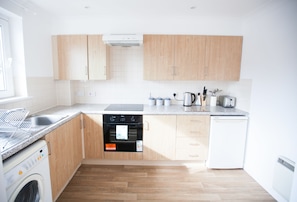 Fridge, microwave, oven, dishwasher - Kingston Apartments (Southampton)