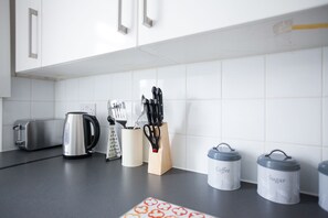 Huoneisto, 2 makuuhuonetta | Yksityinen keittiö | Jääkaappi, mikroaaltouuni, uuni, liesi
