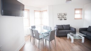 Appartement, 3 chambres | Repas dans la chambre