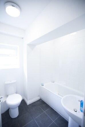 Apartment, 2 Bedrooms | Bathroom | Combined shower/tub, free toiletries, hair dryer, towels - Itchen Bridge Apartments (Southampton)