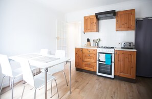 Fridge, microwave, oven, dishwasher - Woolston House (Southampton)